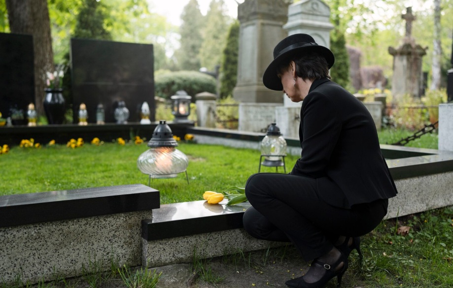 Do You Need a Rabbi for an Unveiling? Costs vs. DIY Ceremony